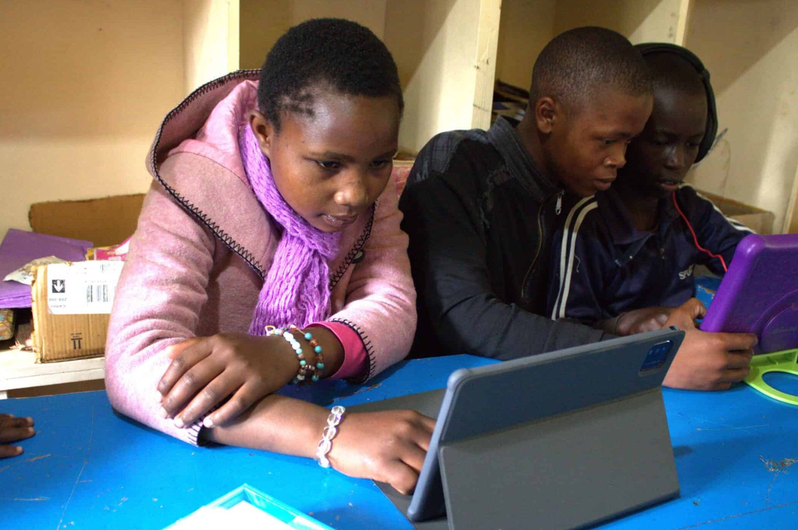Children in the centre during a digital learning session 2